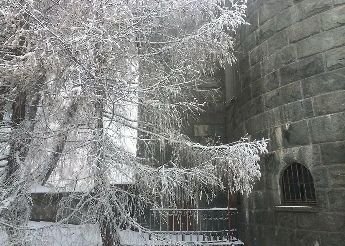 House On The Slopes *